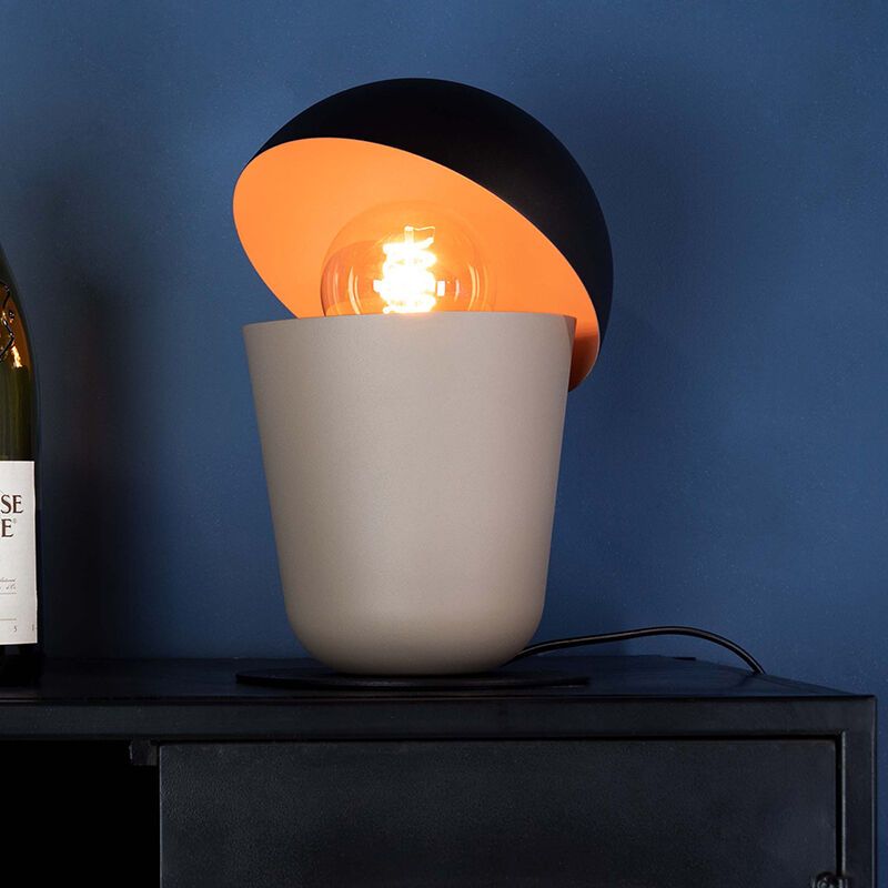 Lampe de table taupe en aluminium, Werner, avec interrupteur Lampe de table taupe en aluminium, Werner, avec interrupteur