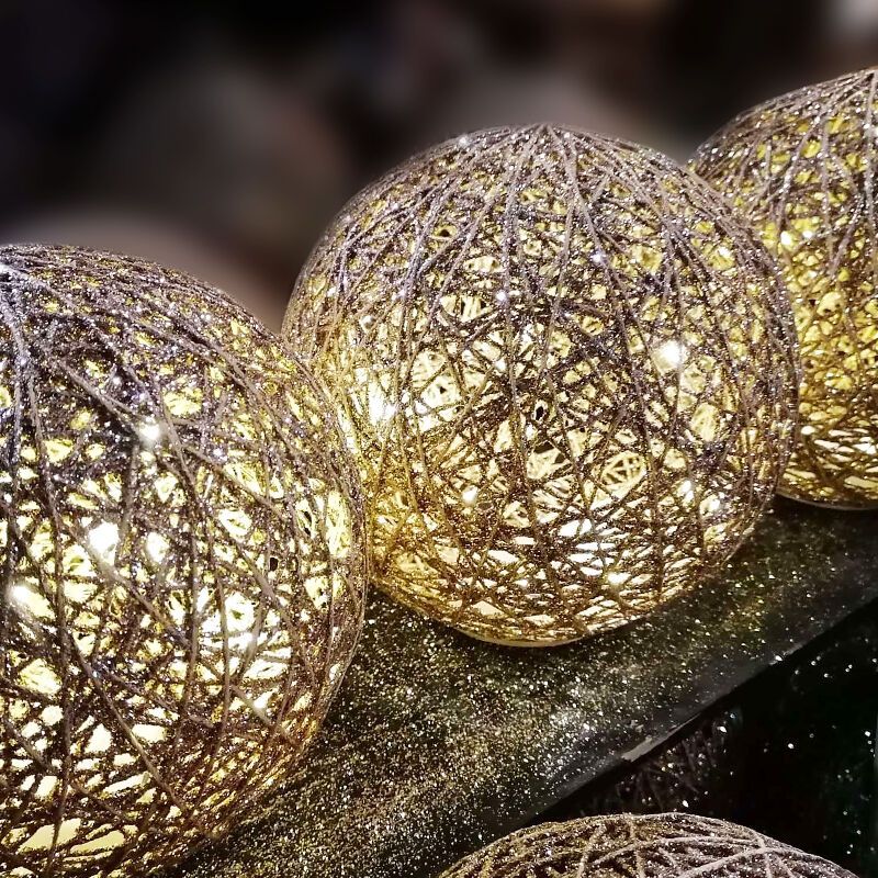 Boule de Noël 20 cm avec 30 LEDS, sur batterie