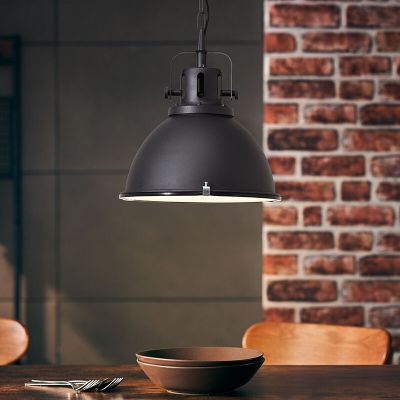 Suspension noire industrielle, Alexi
